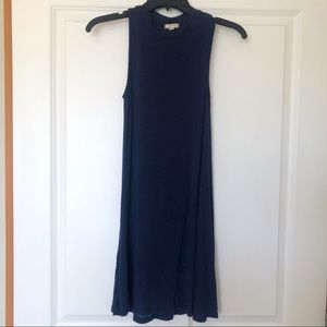 Sleeveless medium length blue dress